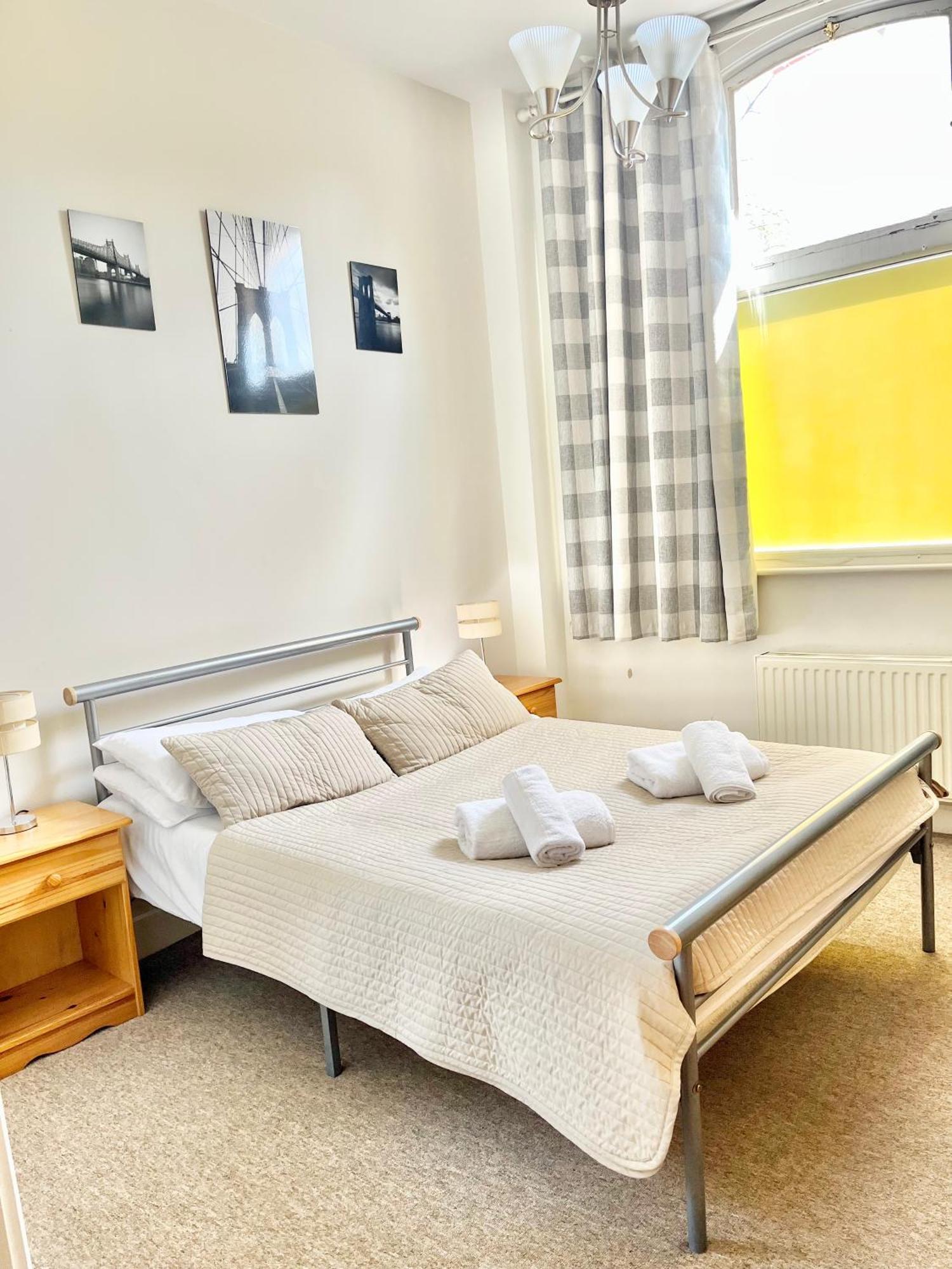 Ambrose Apartments Челтнъм Екстериор снимка