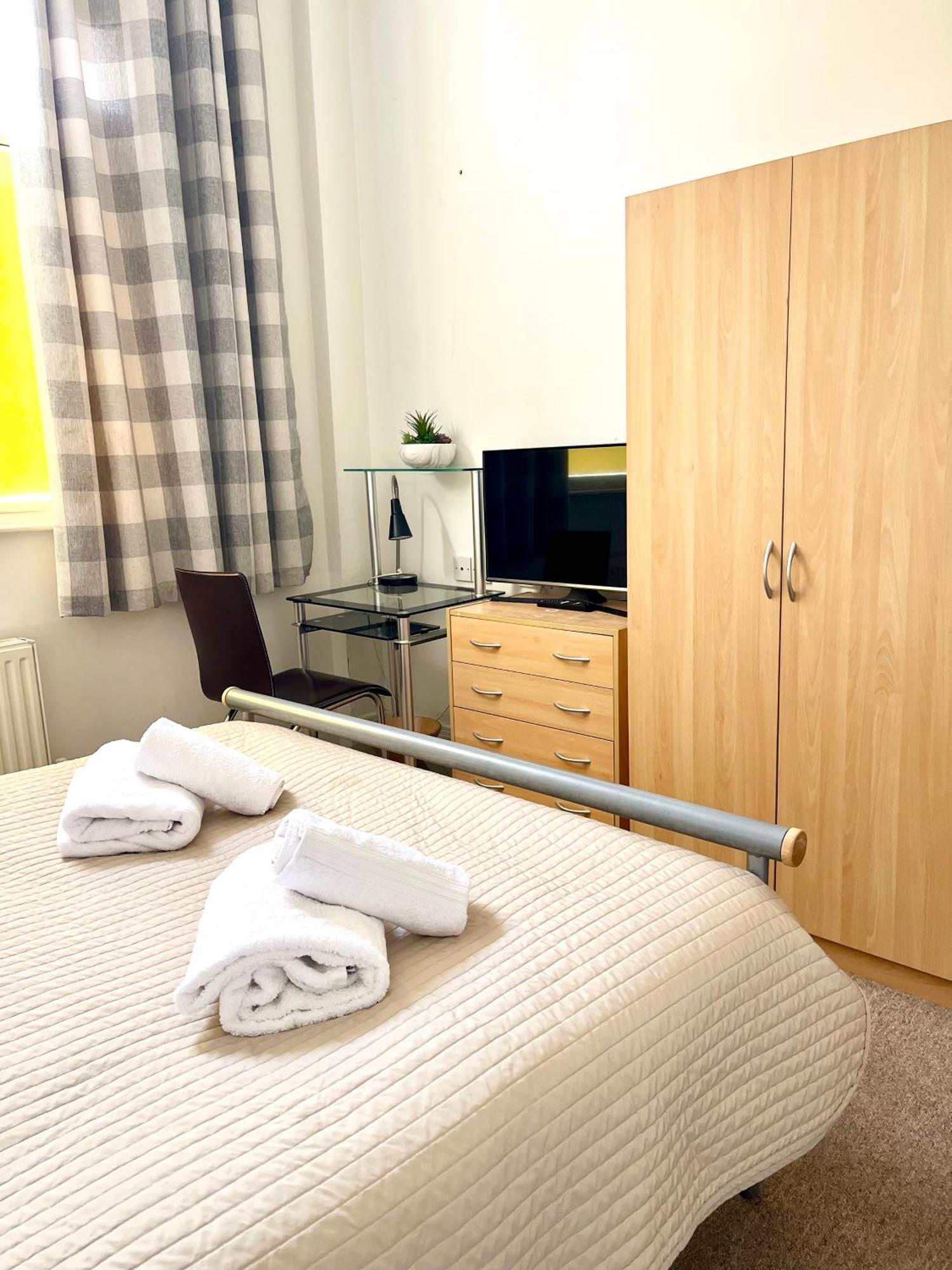 Ambrose Apartments Челтнъм Екстериор снимка